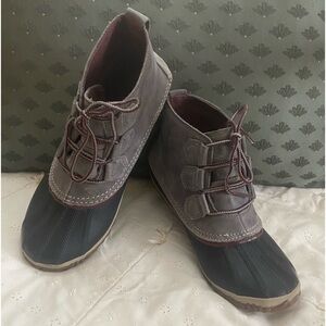 Sorel Out n’ About all weather boot. Leather upper. Rubber sole. Lace-up closure